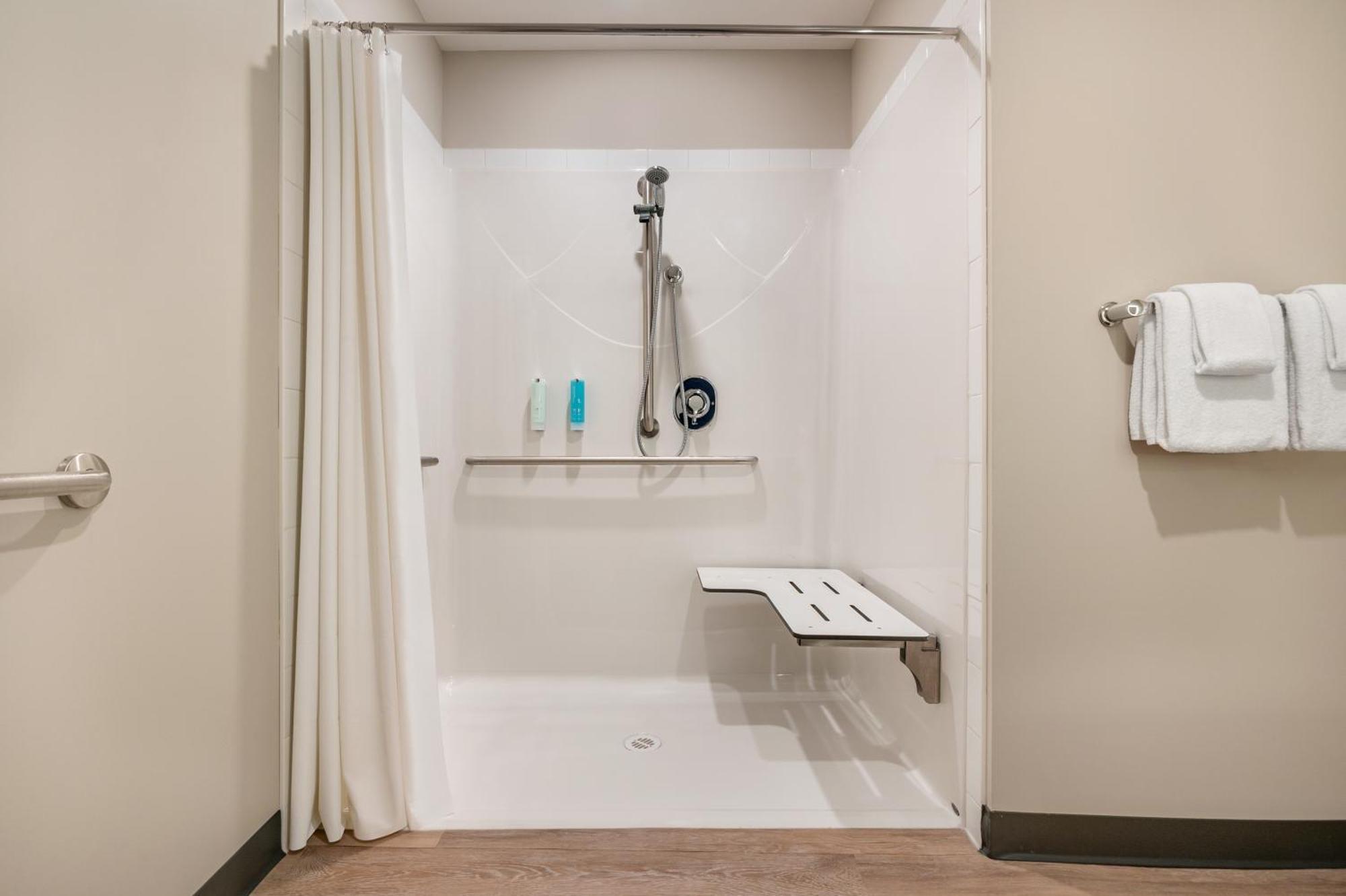 Park Inn By Radisson, Kelowna Ngoại thất bức ảnh